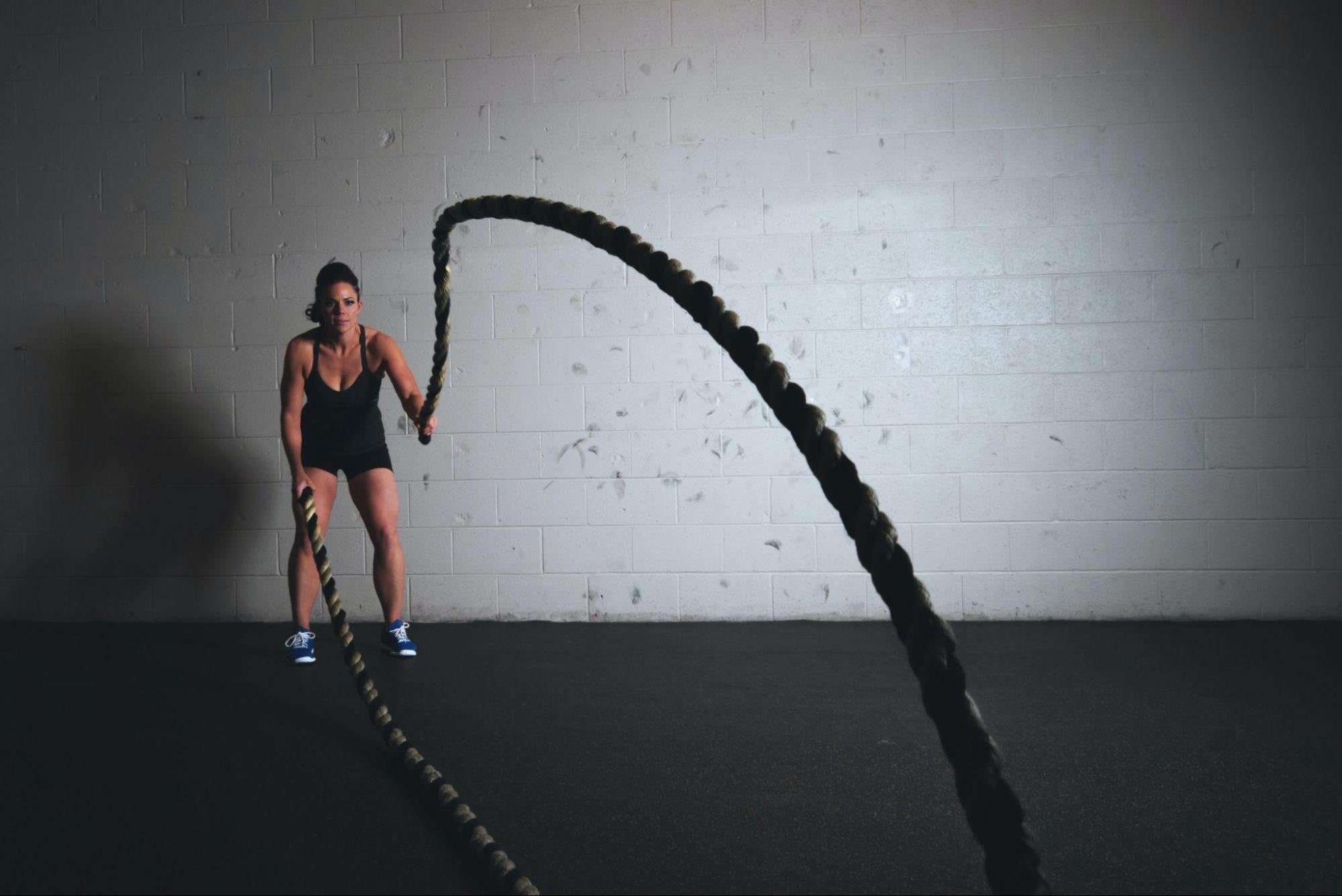 crossfitter using exercise ropes